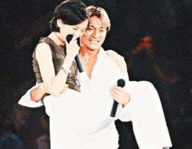 95岁梅艳芳妈妈拍卖女儿内衣裤,网友