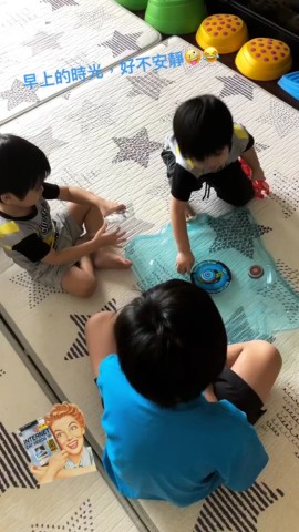 林志颖三个儿子围在一块儿玩，却被陈若仪“嫌弃”有点儿吵！