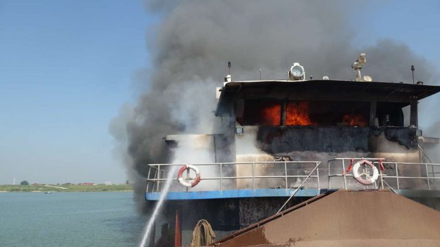 益阳资江一自卸船突然起火 14名消防队员奋力