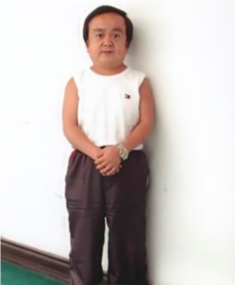 中国最矮男明星身高不足1米2，娶小18岁老婆，孩子比自己还高