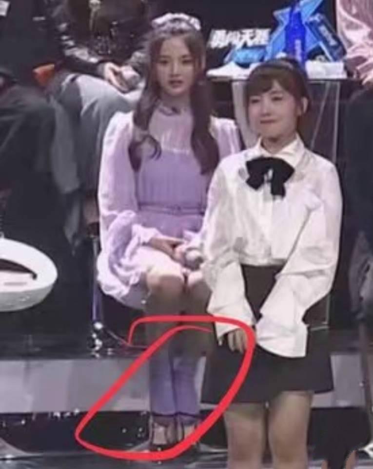 被王思聪狂怼的女星,这次又招黑当中脱鞋引争