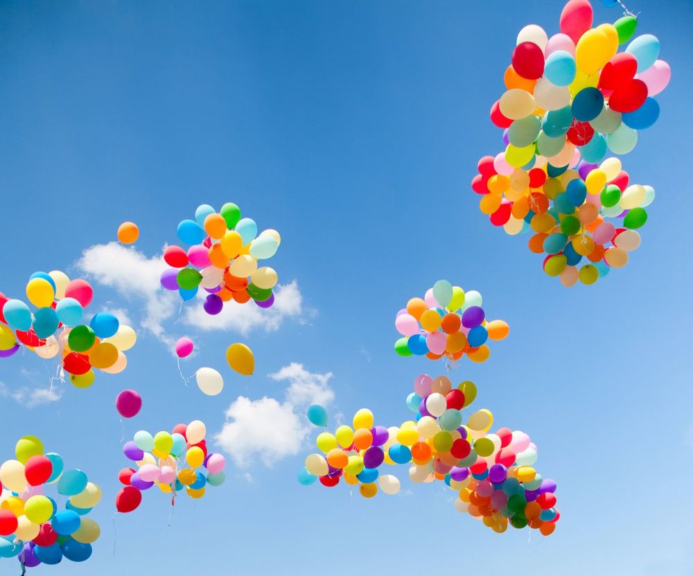 充满氦气的气球缓缓地飘向天空,图片:magicinfoto/shutterstock