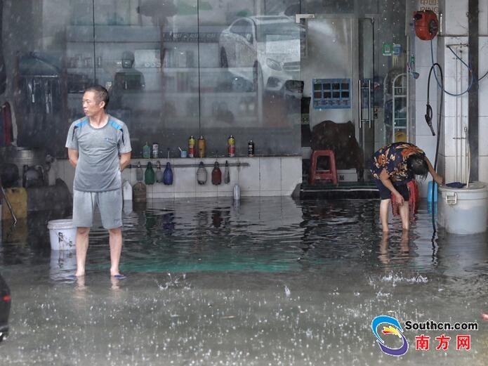 19日下午,广州市番禺区受低压雷雨云团影响,突降暴雨,市民骑车冒雨