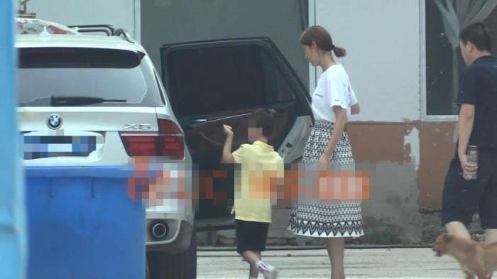 王宝强与新欢同居散步新恋情曝光?神秘女子身