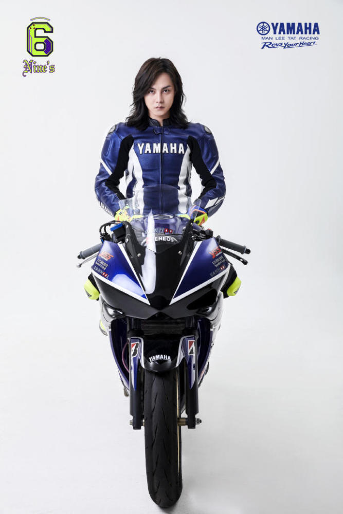 尹正喜提职业摩托车手新身份,签约明星车队还