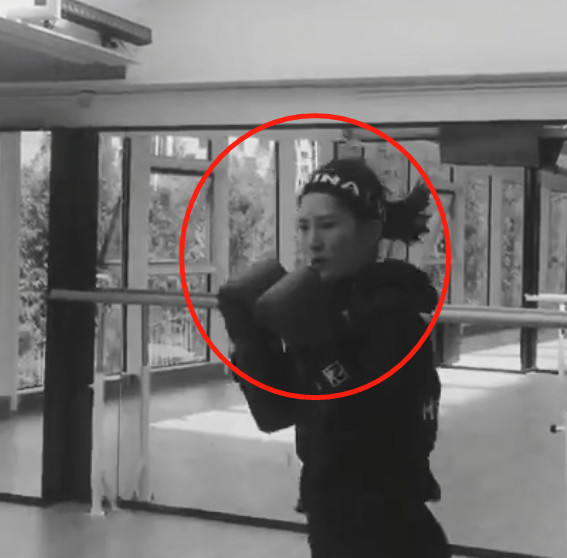 谢娜素颜在邹市明拳馆打拳减肥,背景音乐竟是