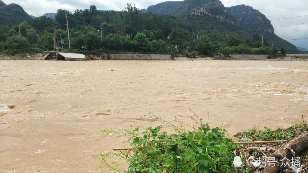 山东潍坊遭暴雨:600人村庄路桥被毁 通讯中断