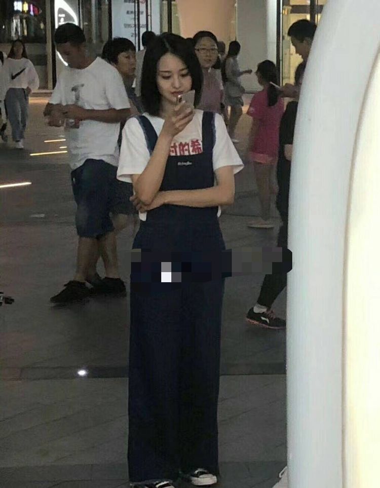 郑爽身穿“全村的希望”紧跟时尚潮流，片场大玩换衣play