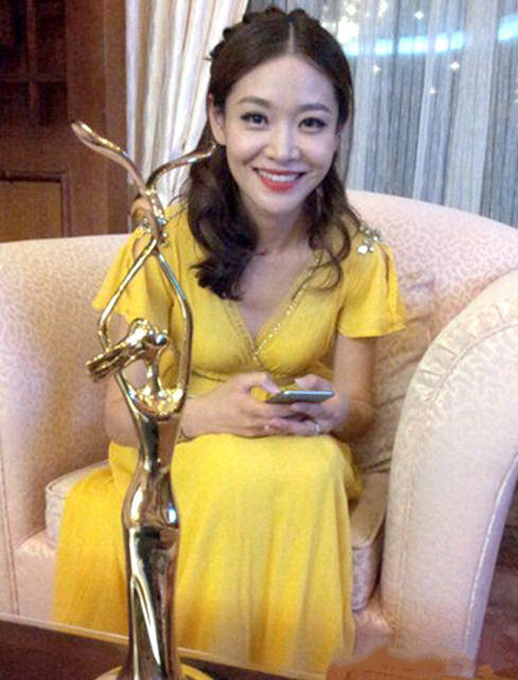 与孙俪同获视后遭质疑，美貌不输王晓晨，被张嘉译连捧四次才走红