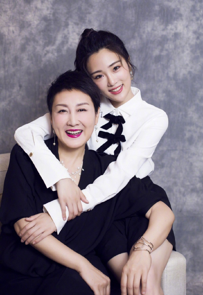 再看看这个超级有范儿的张凯丽与女儿的写真,一身黑色主题的穿搭看