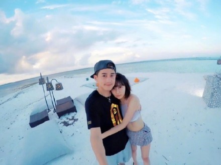 邓紫棋和男友一同飞深圳,Mark脖子上的金链子