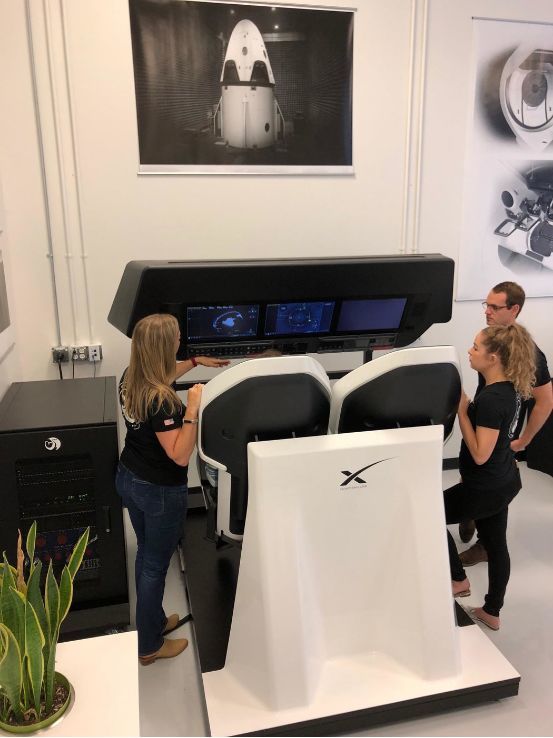 宇航服曝光!SpaceX龙即将载人起航