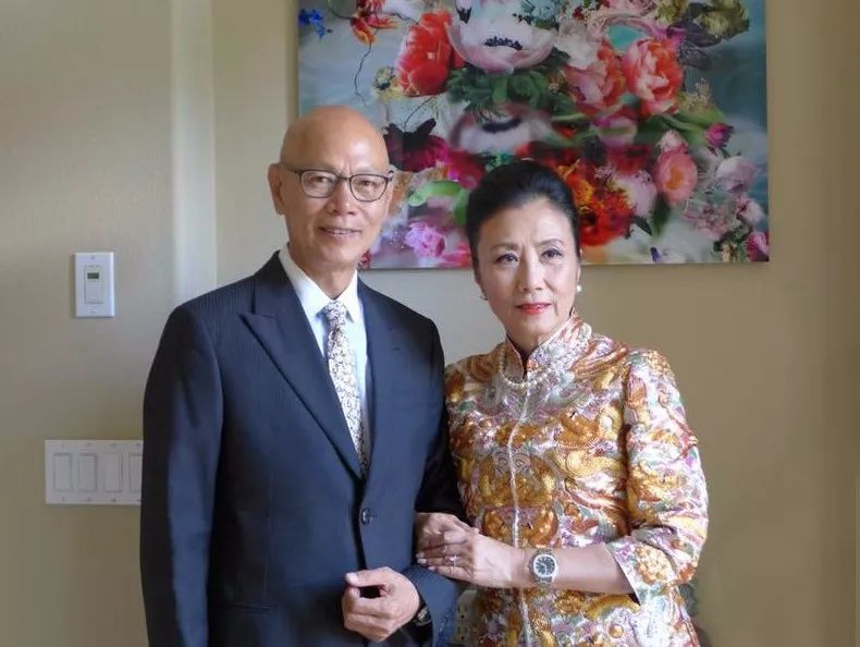 71岁汪明荃出席侄子婚礼，着装成焦点，与罗家英合影像拍结婚照