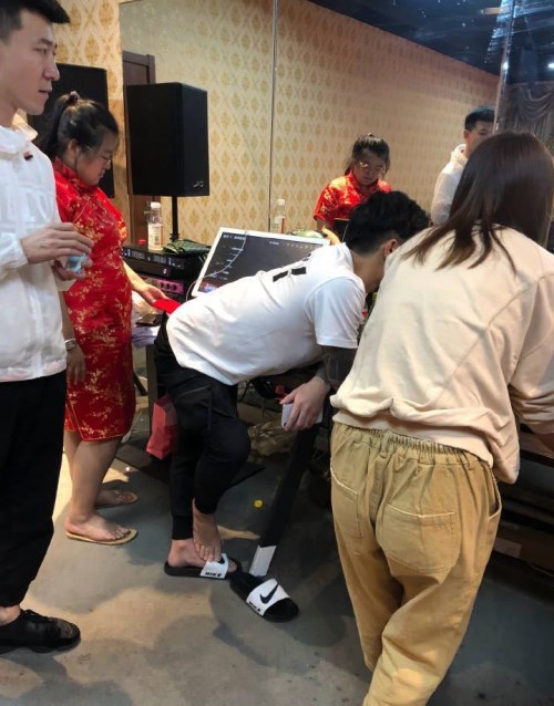 快手战神洋再现直播间,被黑粉小仙女偷拍