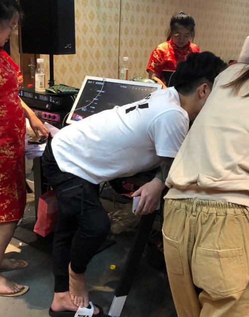 快手战神洋再现直播间,被黑粉小仙女偷拍!