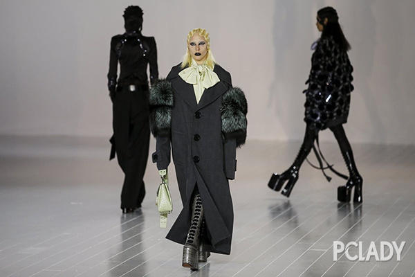 出道十周年 Lady Gaga那些经典的时装时刻