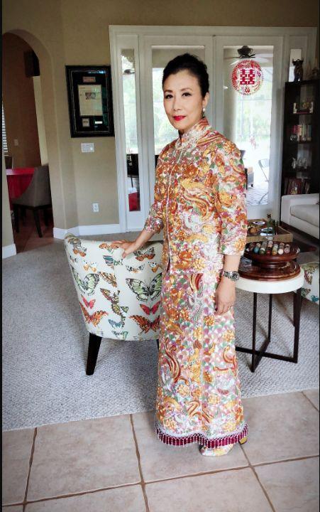 汪明荃穿裙褂参加婚礼，71岁的她头发乌黑，抢尽外籍新娘的风头