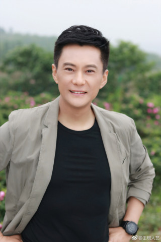 和老公低调恩爱22年，如今老公很帅有出息，她脸僵的认不出