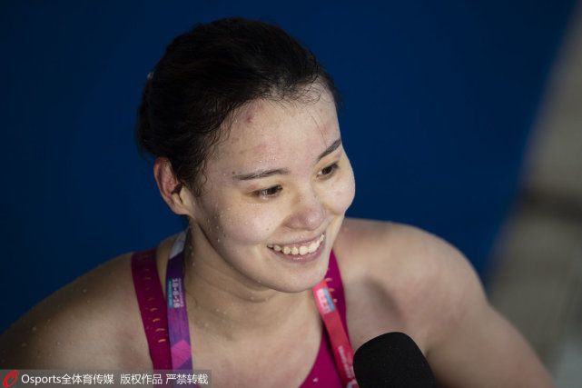 傅园慧变佛系少女?穿羽绒服保暖 决赛争前三