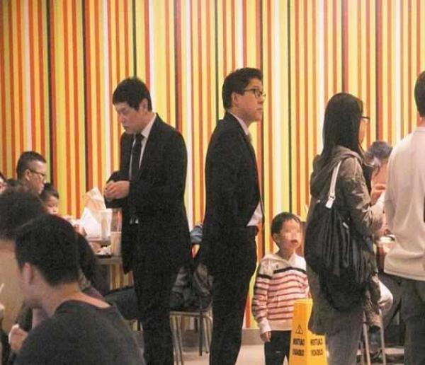 霍启刚一大清早便带着大儿子霍中曦现身在了街头的小餐厅内,父子两人
