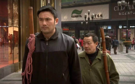 《最后的棒棒》导演何苦车祸受伤,新片票房不