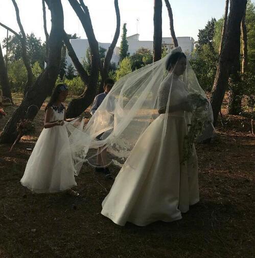 金星复婚后首晒婚纱照,网友:嫁给了爱情,活出了