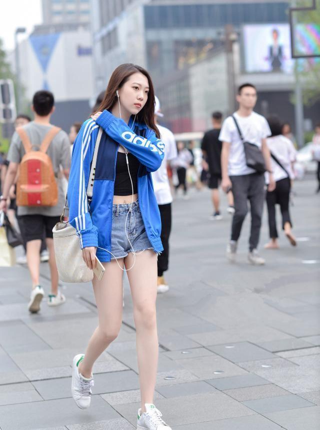 大连街拍,时尚街头,你的穿着就是表达自己的方式