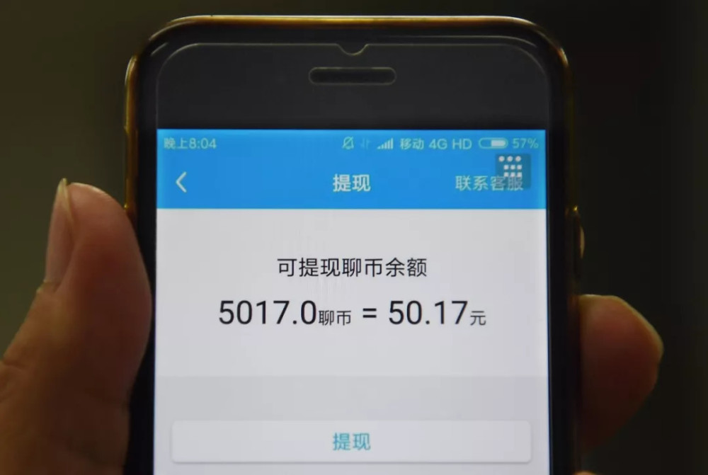 沉迷抖音:9岁女孩浓妆艳抹,10岁女孩加30多个