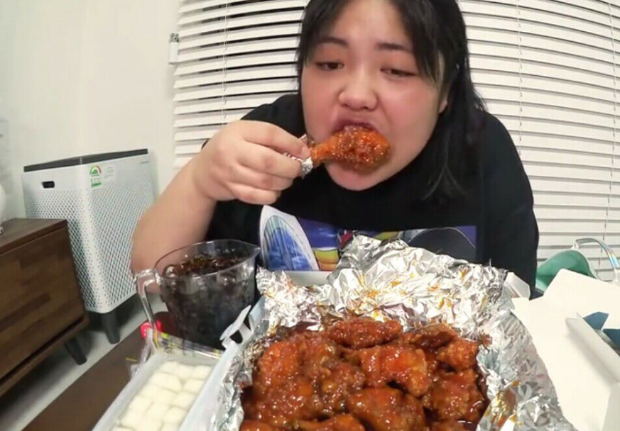韩国胖妹吃炸鸡喝可乐,网友看完都忍不住了:这才是吃