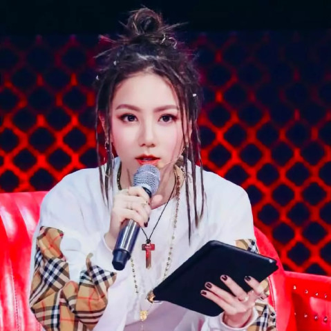 被称为“巨肺小天后”的邓紫棋，为什么出道后被一路黑到现在？