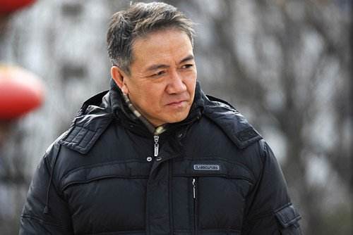 60岁李幼斌近照，二婚娶小13岁老婆，离婚后还为前妻送房送车