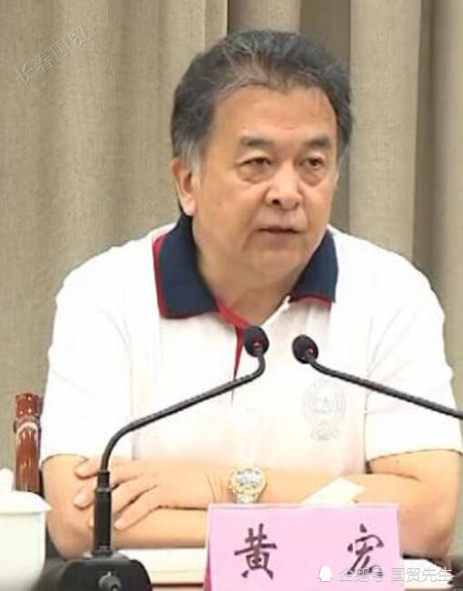 58岁黄宏近照曝光  率团队下基层开展脱贫攻坚采风