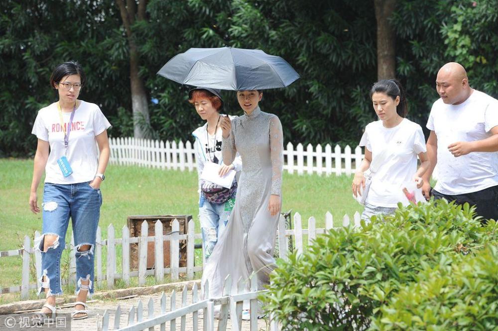 皇后娘娘秦岚旗袍配运动鞋,一路打伞与粉丝热