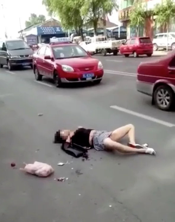 黑龙江一女子当街被连刺十余刀身亡 行凶男子撞火车身亡