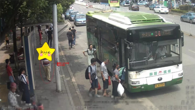 郴州一小偷偷走公交乘客手机 警方便衣蹲守将其抓获