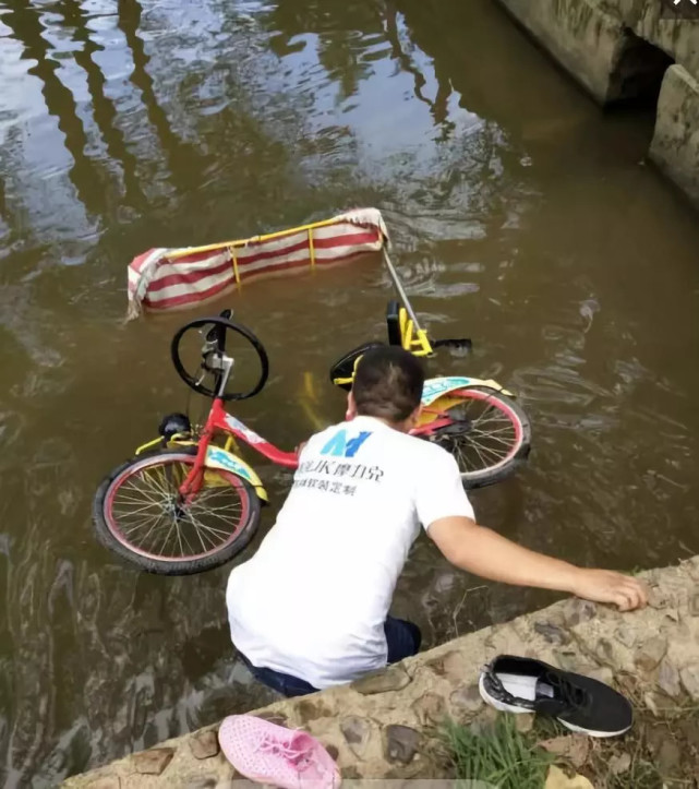 马店俩孩子骑车落入水中 一人被压在车下吐泡泡