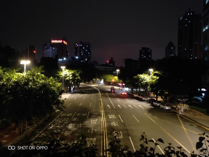 我们认为,易用是手机拍照的一大需求,而oppo r17的ai场景识别功能