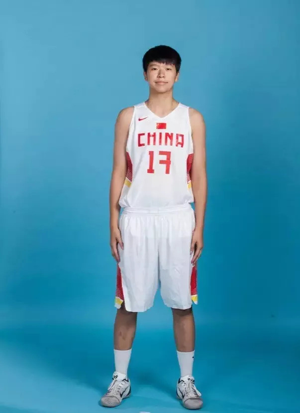 广州大学法学院学生黄思静,20岁时便是wcba常规赛南区mvp,并成为女篮