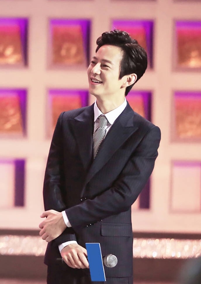 何炅微博粉丝破亿,谢娜祝福,网友:下一个是杨颖