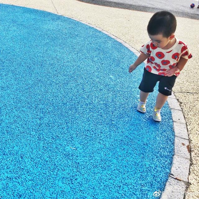 儿子暖暖被弦子责备：耍赖打滚摔手机？还要让李茂背锅？