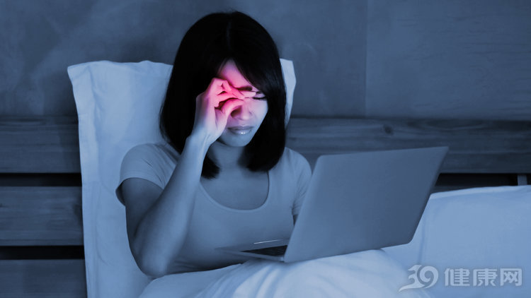 男子睡前玩手机失明，眼科医生：爱玩手机的人，谨记1个失明前兆