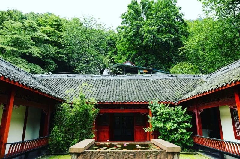 在这个充满灵气的山里,还有着一座百年灵岩书院.