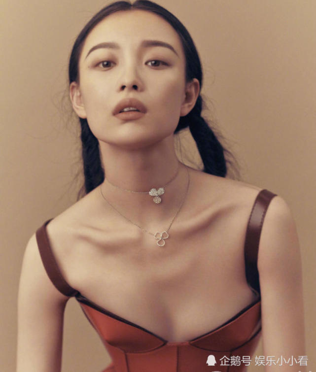 倪妮低胸上衣拍写真,麻花双辫很调皮