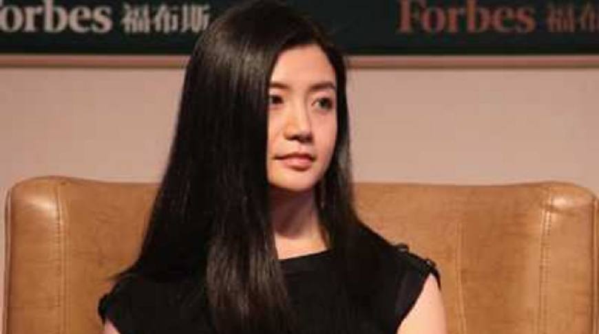 也是"三顾茅庐"亲自去美国才把她请来,让她管理阿里巴巴百亿资产基金