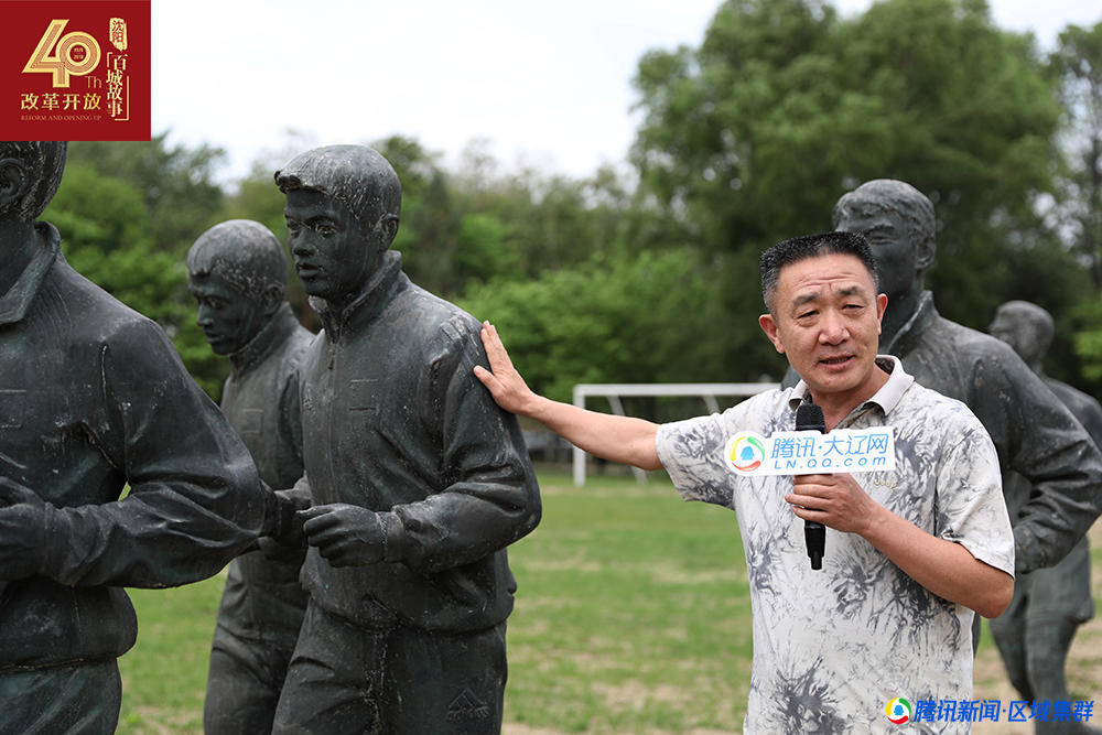 资深体育记者郝洪军接受采访(白德彰 摄)在沈阳,足球文化深植于这座