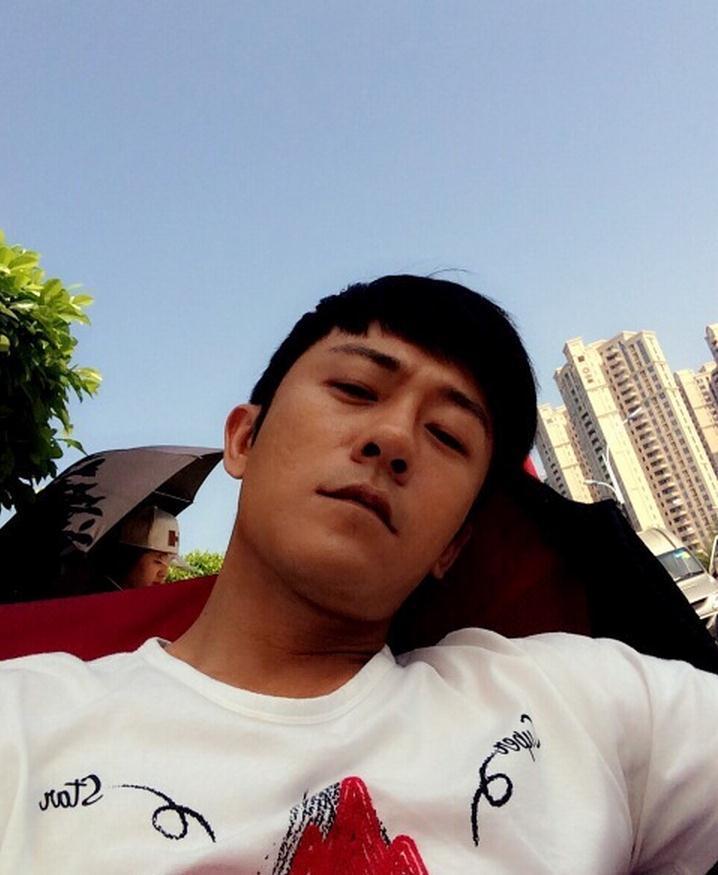 他是星二代出身，亲妈和干妈力捧他都没红，改名字后被张嘉译带火