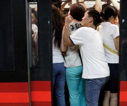 因为地铁异常的拥挤,所以乘客自己的争斗也是频频发生.