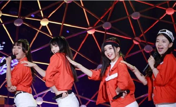 同是《超女》冠军，李宇春登上福布斯富人榜，她却在街头卖特产