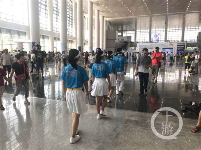 蓝精灵的微笑日记 看志愿者们在智博会的一天