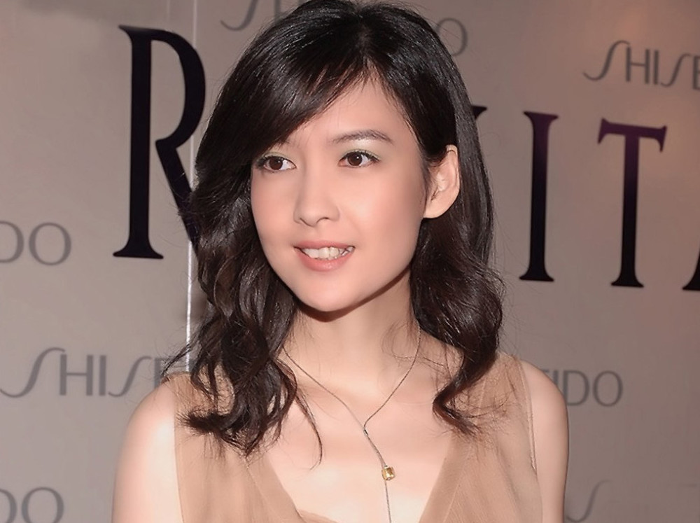 51岁周慧敏穿粉嫩少女装热舞,大方让男舞伴托举,网友:真不害臊